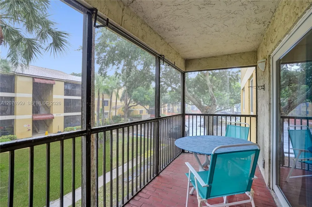3017 N Oakland Forest Dr, Oakland Park, FL 33309
