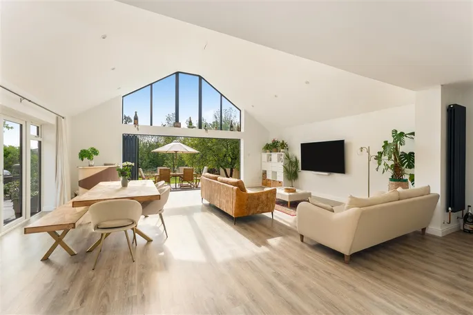 Property carousel image 3