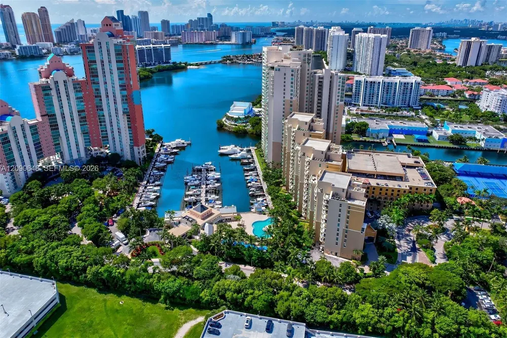 3330 NE 190th St, Aventura, FL 33180