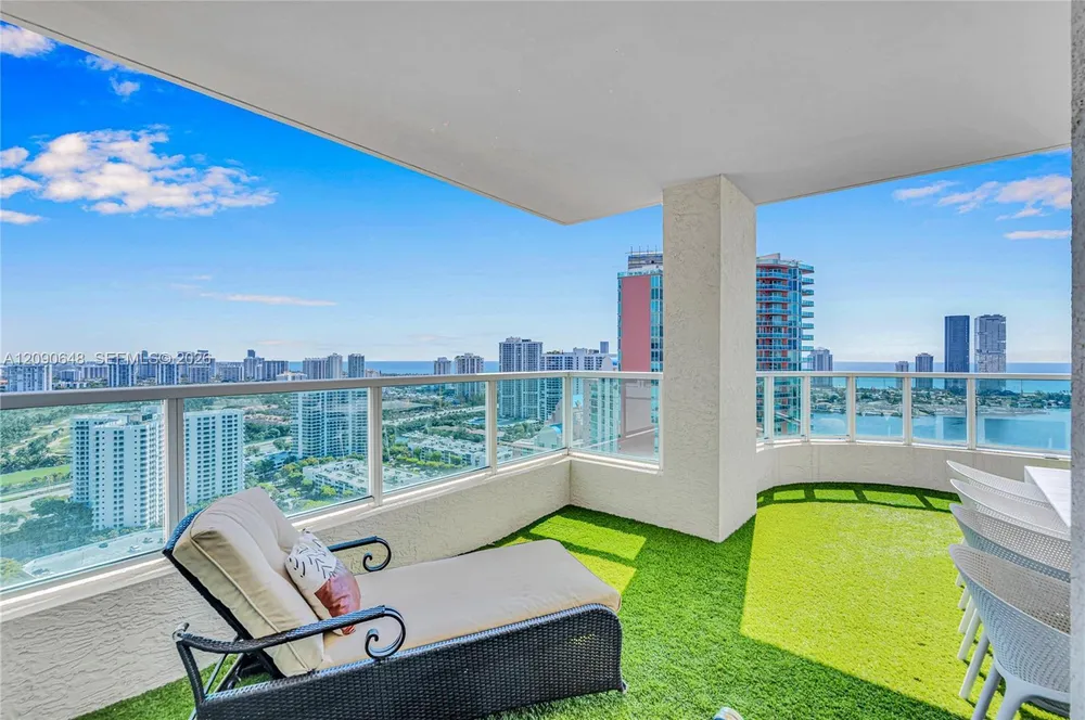 3330 NE 190th St, Aventura, FL 33180