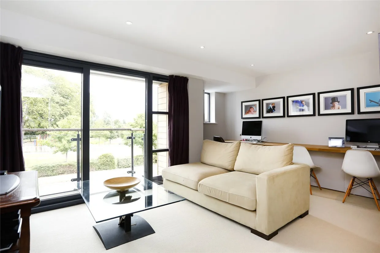Whitelands Crescent, LONDON, SW18 photo 2