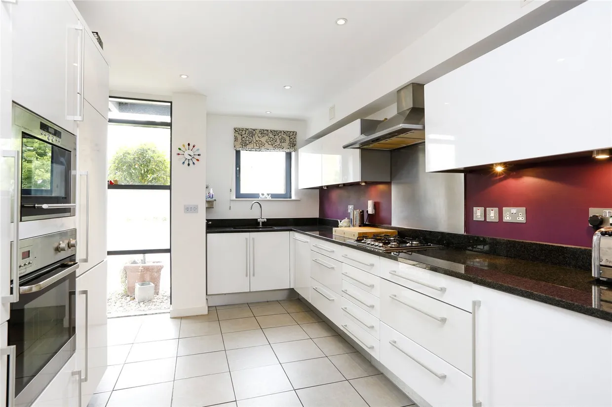 Whitelands Crescent, LONDON, SW18 photo 3