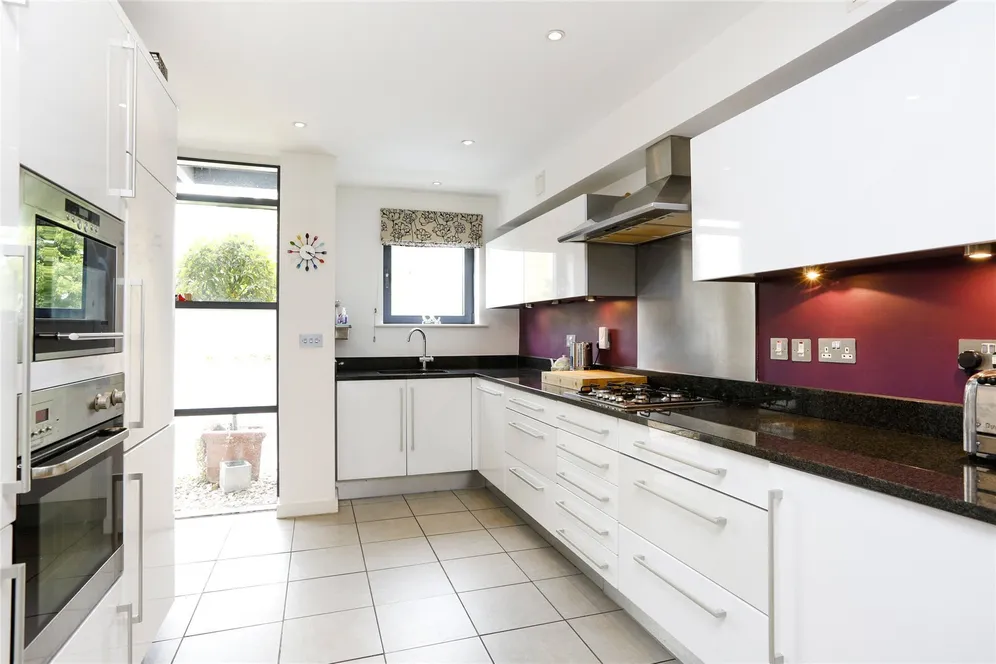 Whitelands Crescent, LONDON, SW18 photo 3
