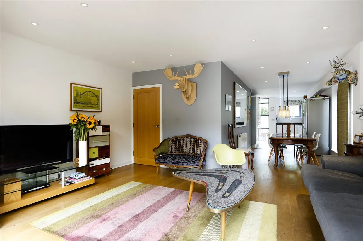Whitelands Crescent, LONDON, SW18 photo 11