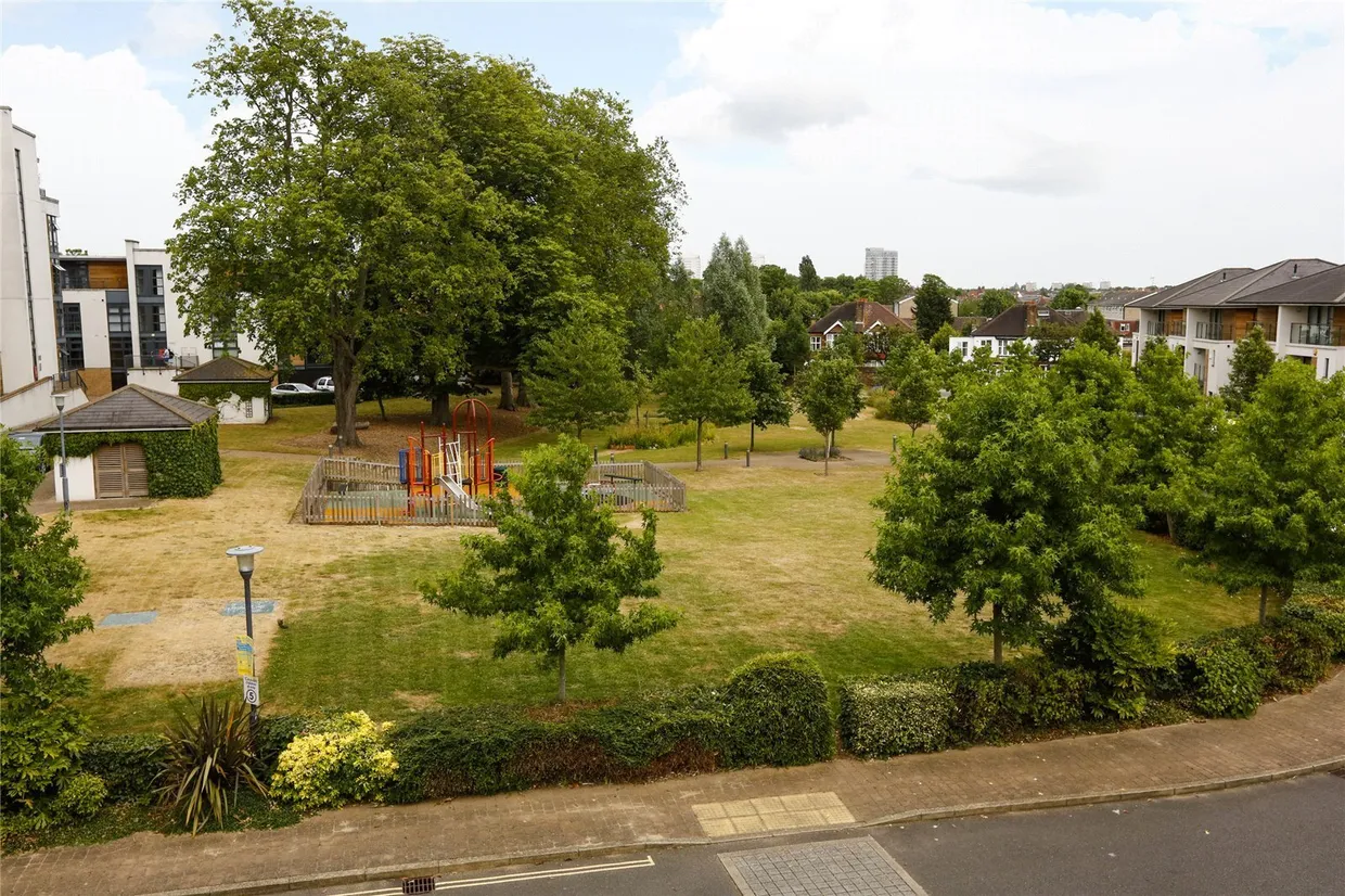 Whitelands Crescent, LONDON, SW18 photo 14