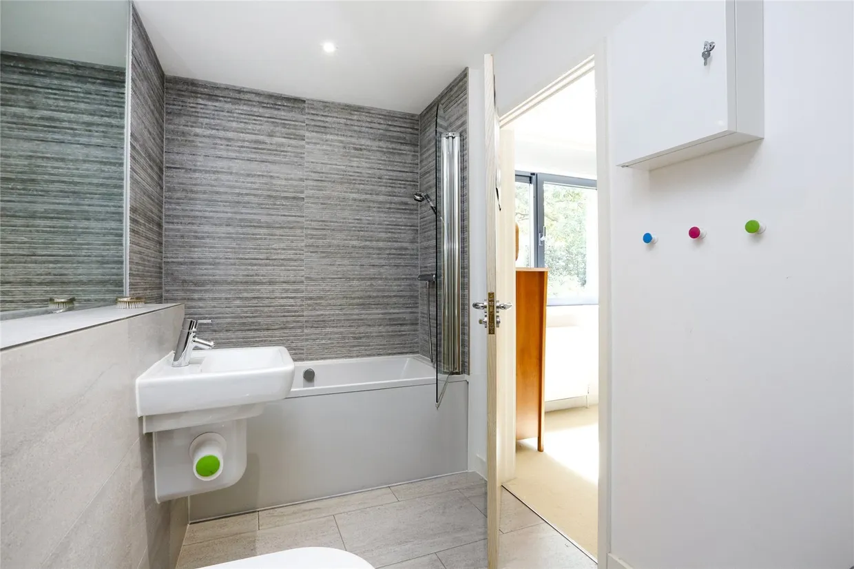 Whitelands Crescent, LONDON, SW18 photo 15