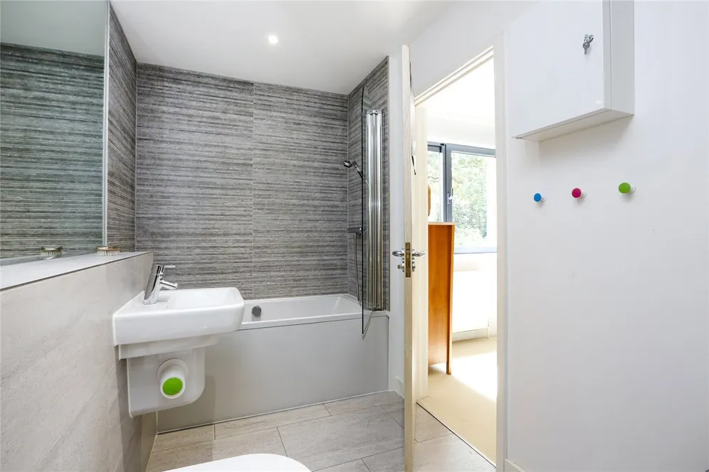 Whitelands Crescent, LONDON, SW18 photo 15