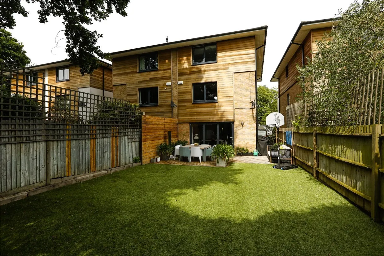 Whitelands Crescent, LONDON, SW18 photo 19
