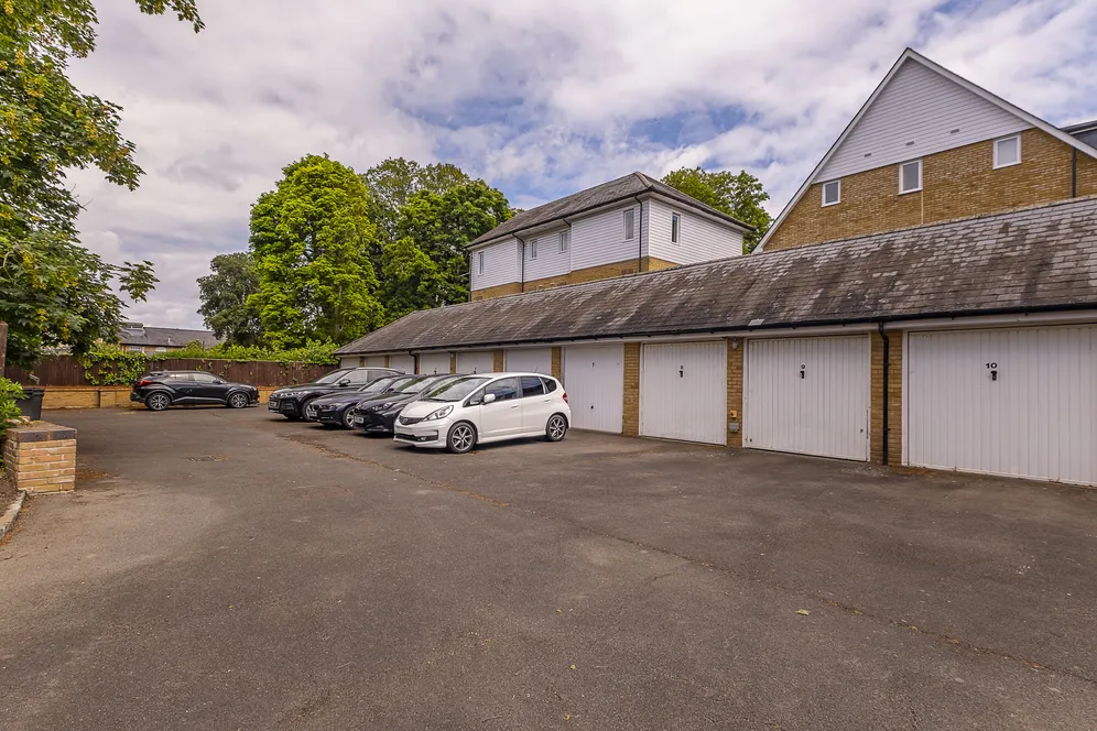 Manor Road, Teddington, TW11 photo 9