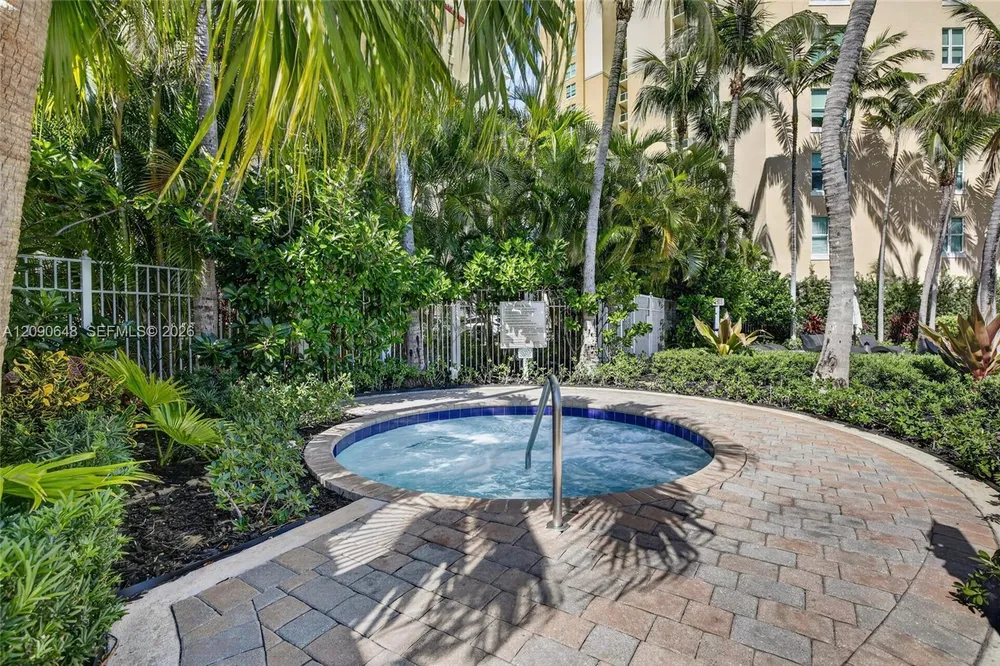 3330 NE 190th St, Aventura, FL 33180