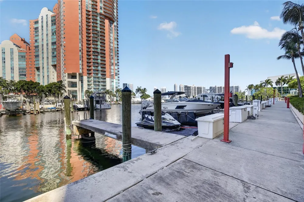 3330 NE 190th St, Aventura, FL 33180