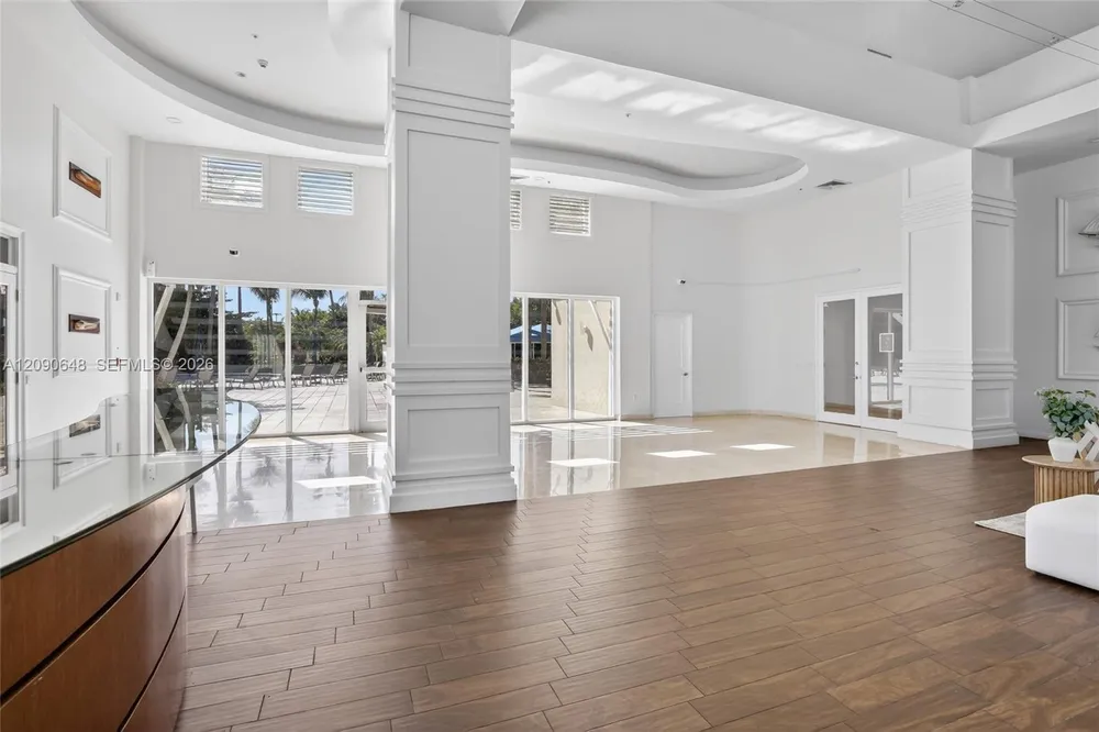 3330 NE 190th St, Aventura, FL 33180