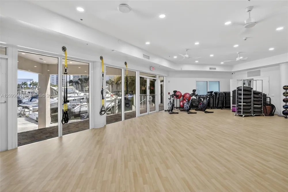 3330 NE 190th St, Aventura, FL 33180