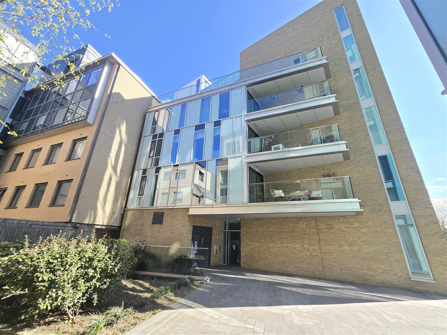 Lux Apartment - NO HMO/SHARERS Image 1