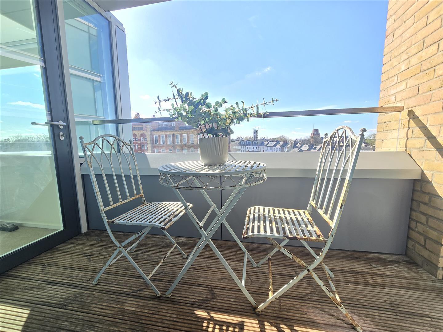 Lux Apartment - NO HMO/SHARERS Image 6