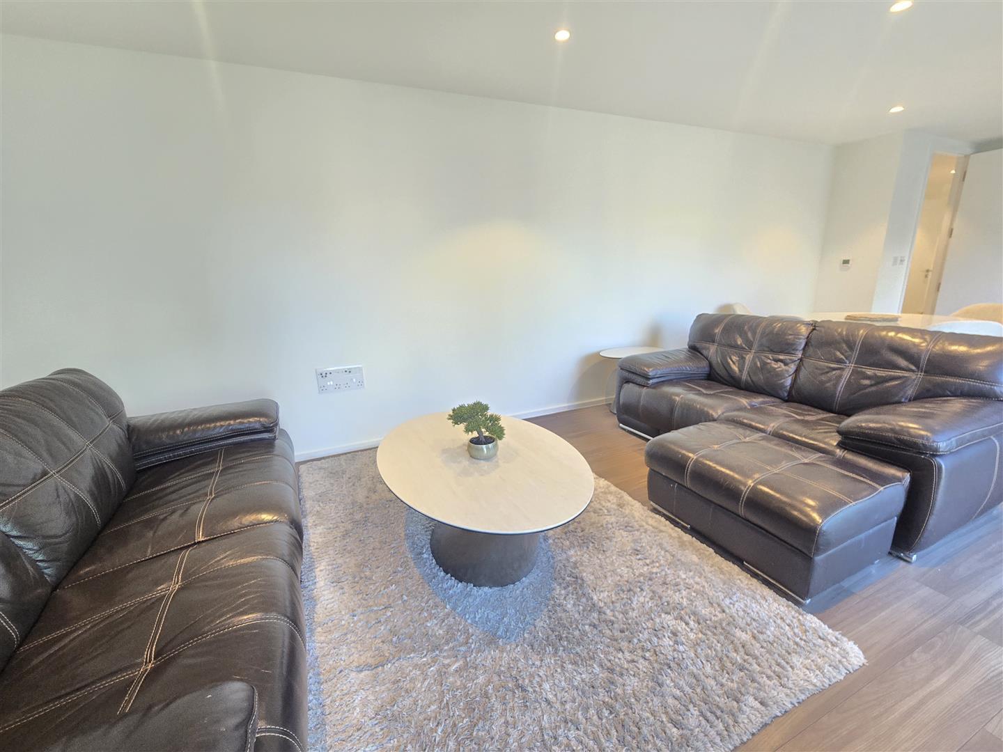 Lux Apartment - NO HMO/SHARERS Image 8