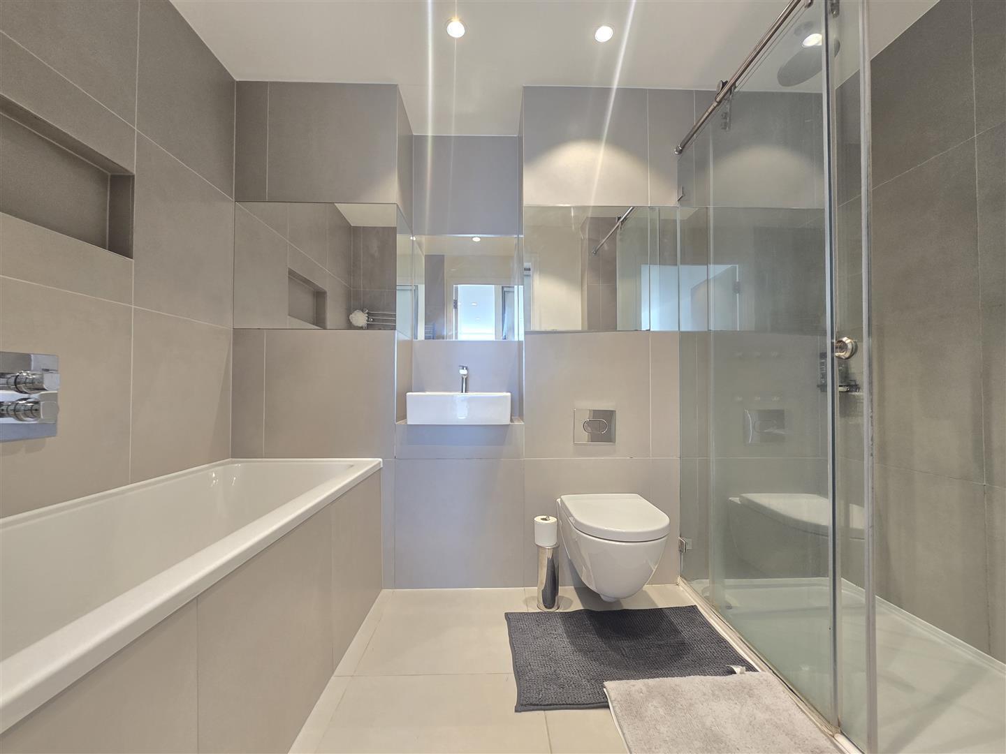 Lux Apartment - NO HMO/SHARERS Image 16