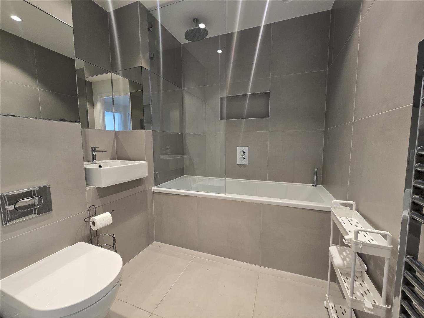 Lux Apartment - NO HMO/SHARERS Image 17