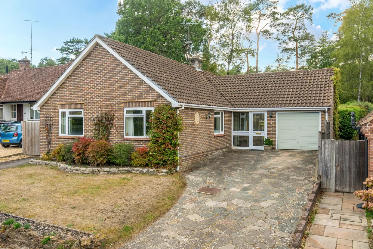 Vale Close, Farnham, GU10 photo 1