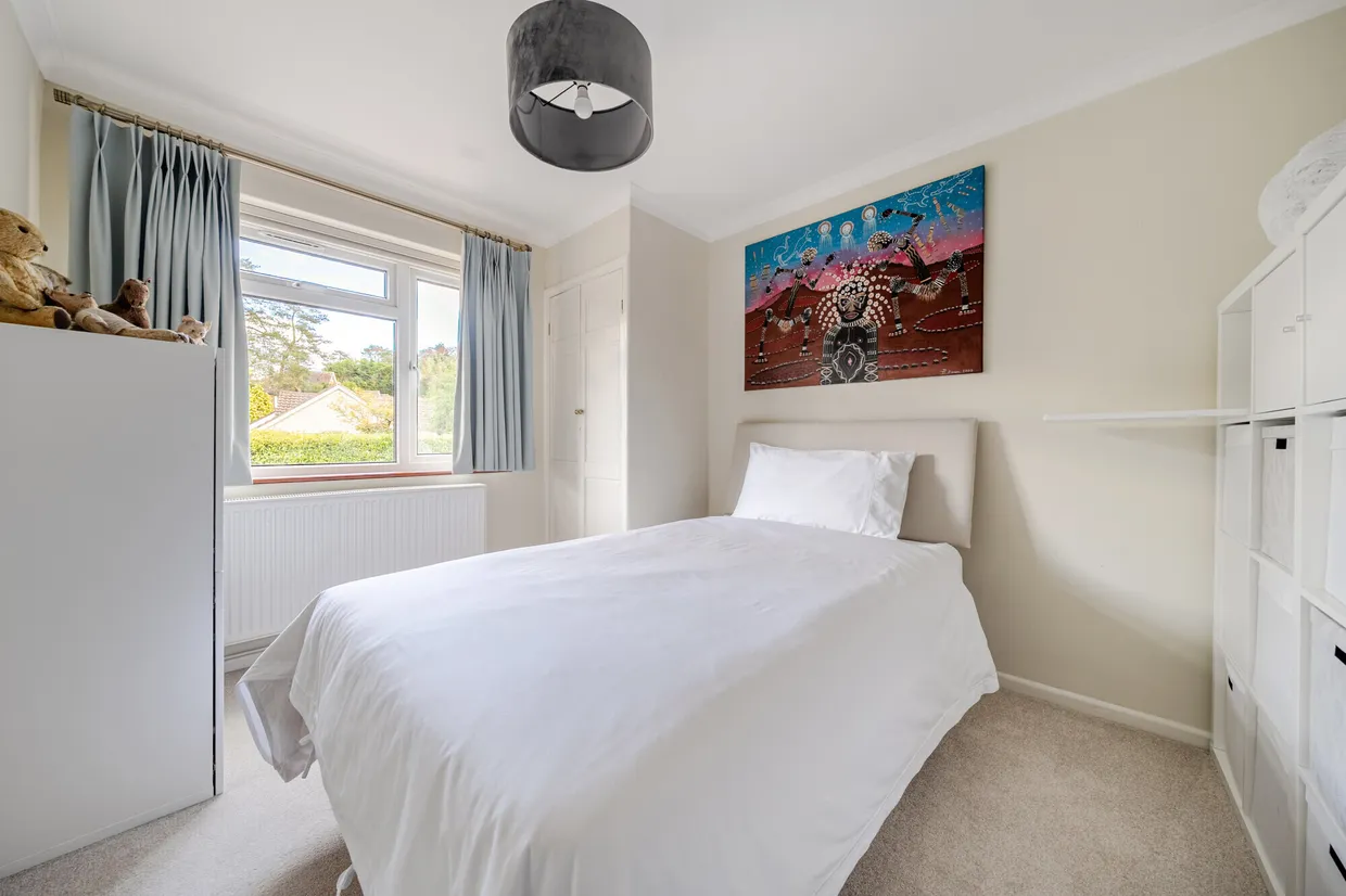 Vale Close, Farnham, GU10 photo 11