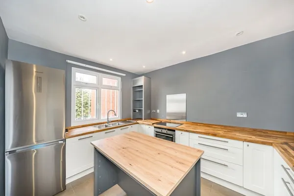 Bridge Road, East Molesey, KT8 photo 2