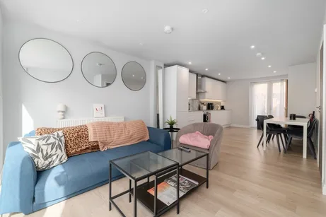 Wells Walk, E7