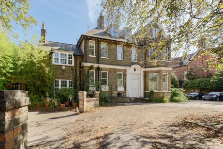 Gunnersbury Avenue, Ealing, W5