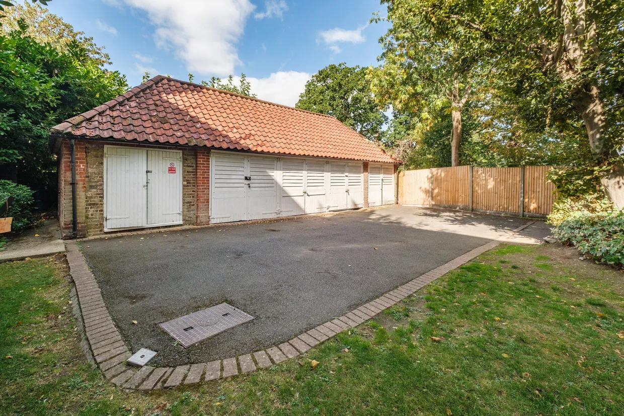 Fortis Green, London, N10 photo 10