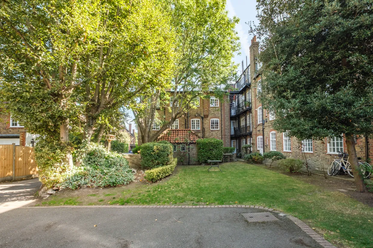 Fortis Green, London, N10 photo 15
