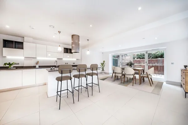 Ridgewood, Weybridge, KT13 photo 3