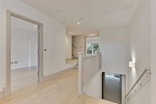 Ridgewood, Weybridge, KT13 photo 9