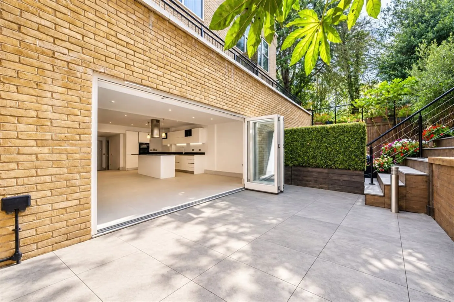 Ridgewood, Weybridge, KT13 photo 11