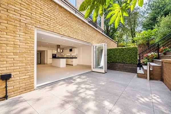 Ridgewood, Weybridge, KT13 photo 11