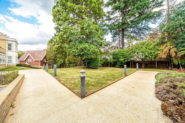 Ridgewood, Weybridge, KT13 photo 12