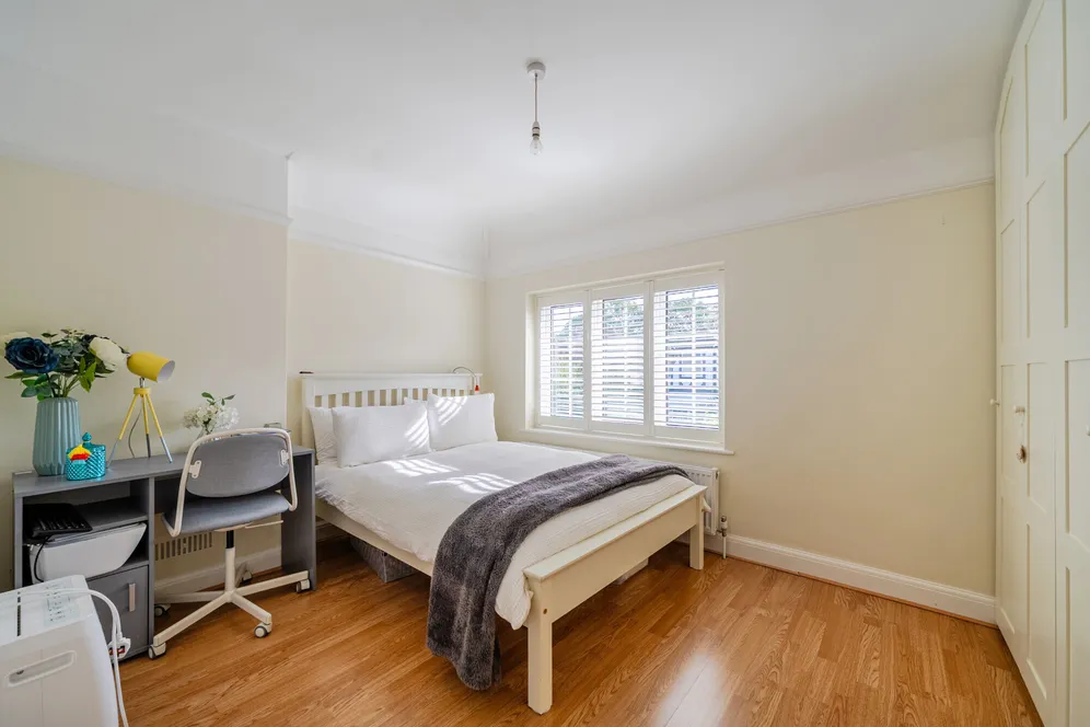 Christ Church Mount, Epsom, KT19 photo 11