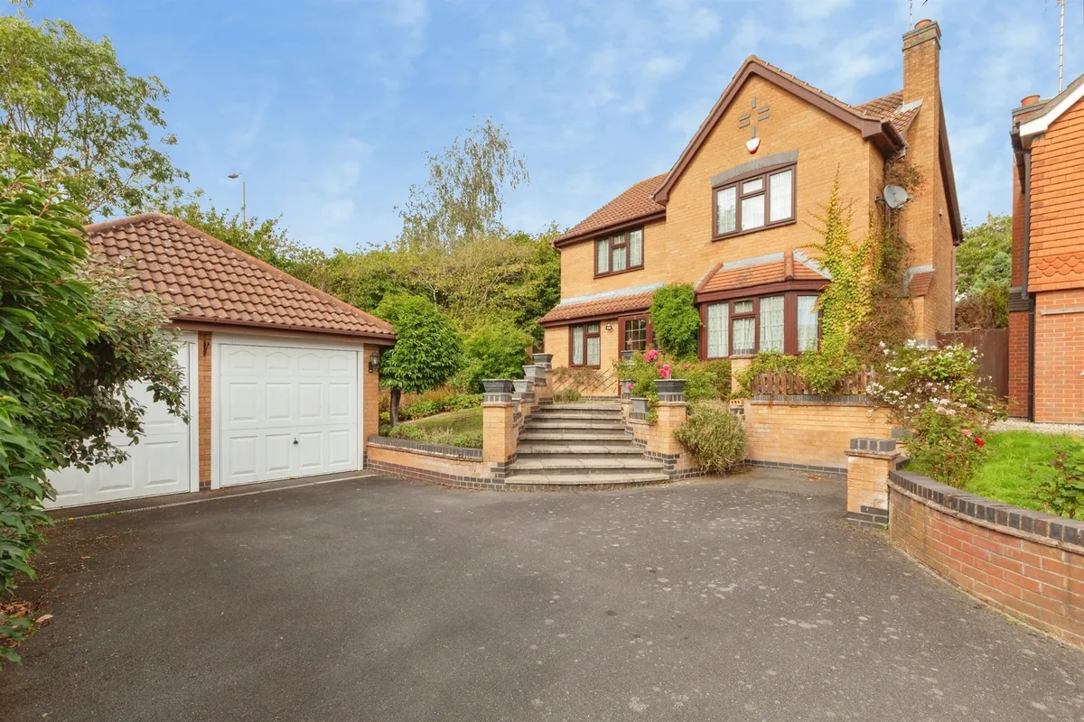 Larkspur Close, Hamilton, Leicester