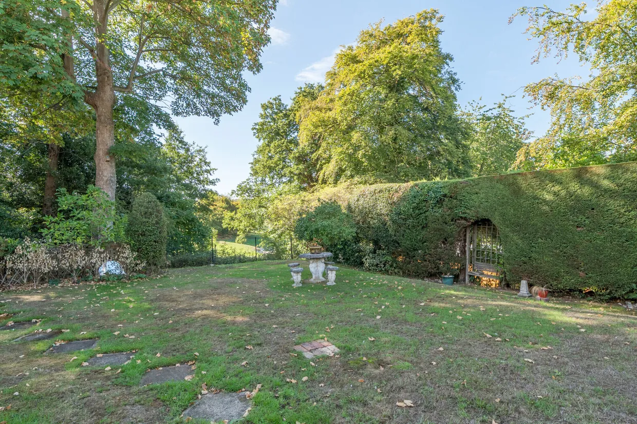 Warren Hill, Epsom, KT18 photo 6