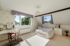 Warren Hill, Epsom, KT18 photo 7