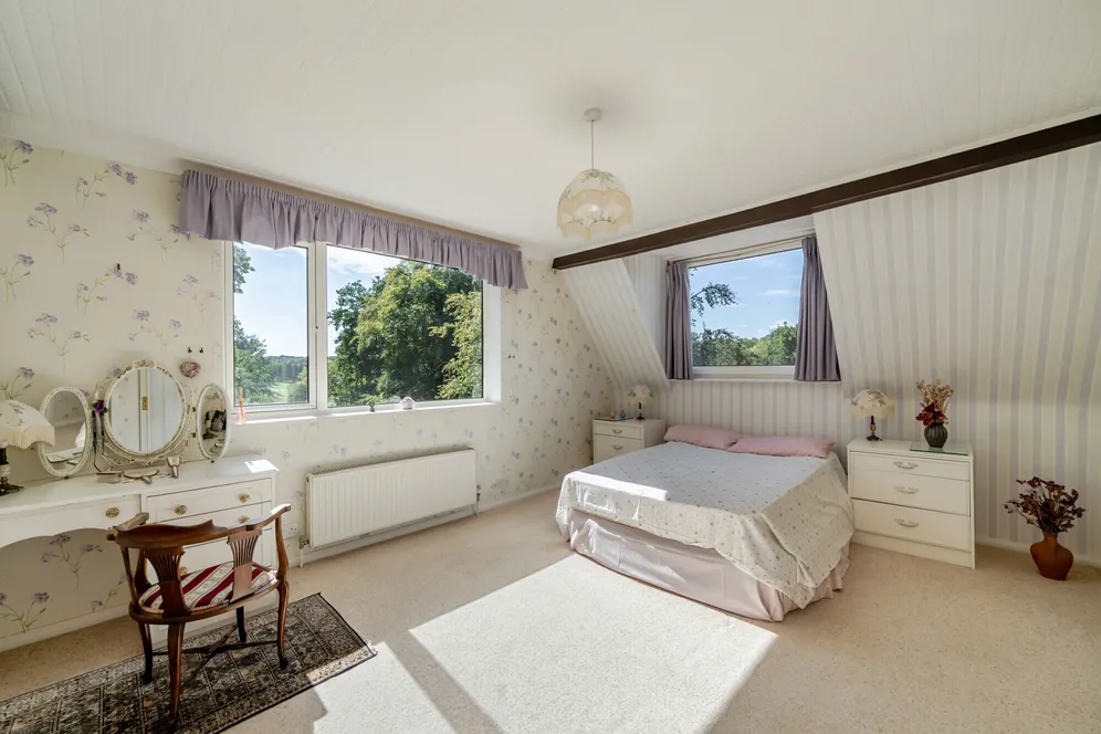 Warren Hill, Epsom, KT18 photo 7