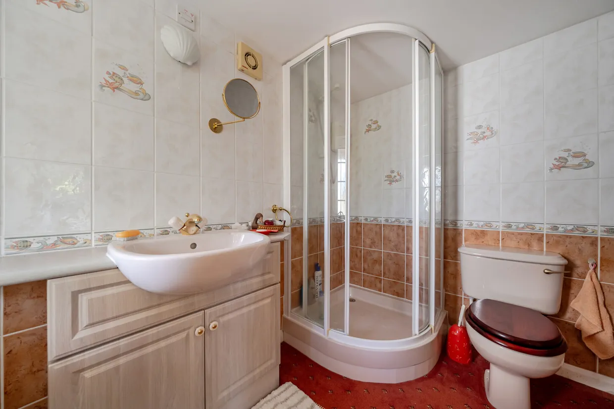 Warren Hill, Epsom, KT18 photo 13