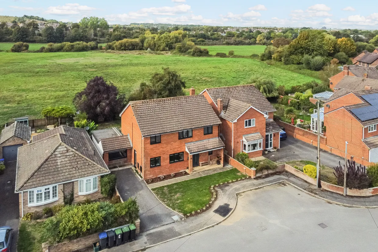 Chestnut Close, Salisbury, SP1 photo 1