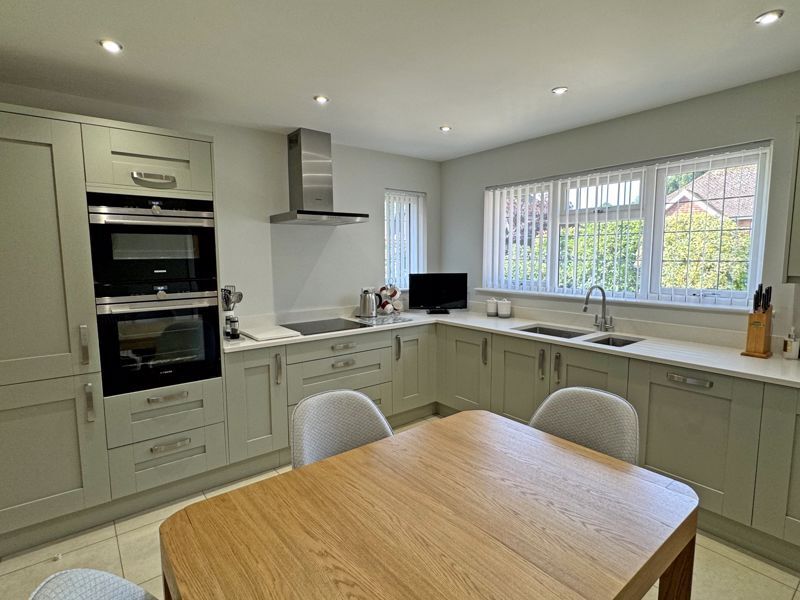 Manor Close, Sidmouth Image 9