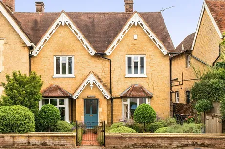 Petworth Road, Haslemere, GU27
