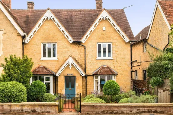 Petworth Road, Haslemere, GU27