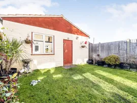 Newtons Close, Rainham thumb 2