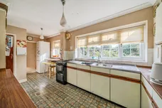 Hollycombe, Englefield Green, TW20 photo 5