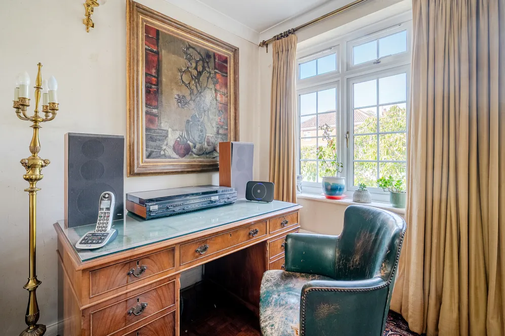 Hollycombe, Englefield Green, TW20 photo 7
