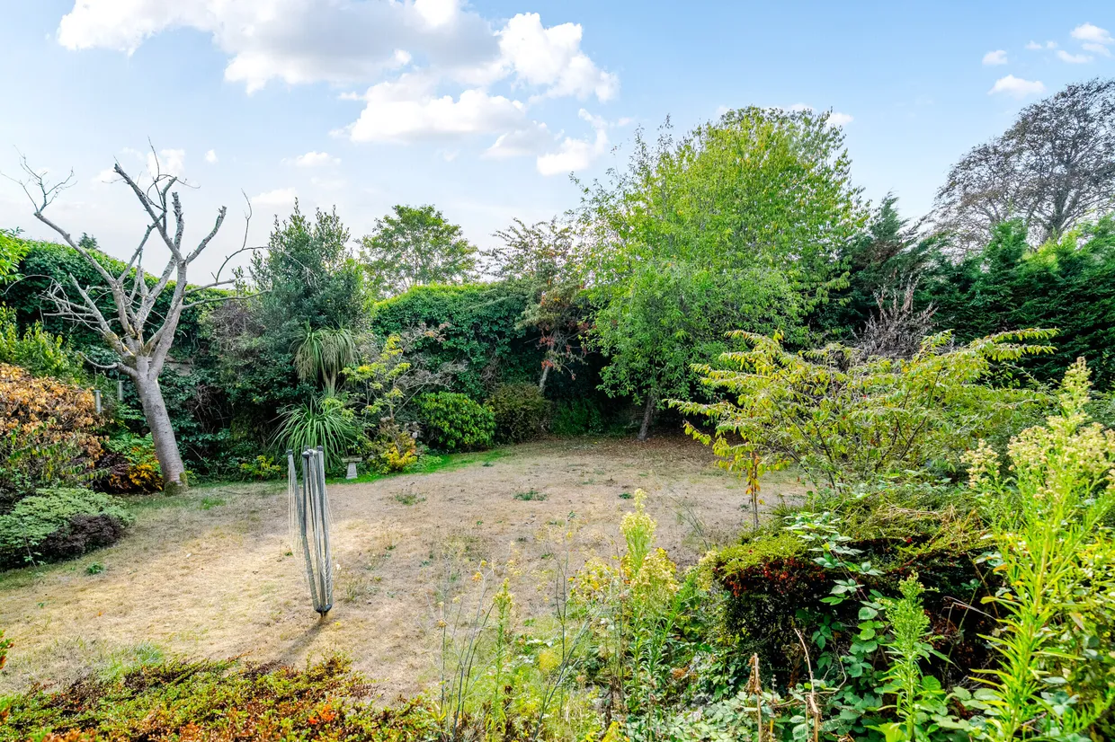 Hollycombe, Englefield Green, TW20 photo 8