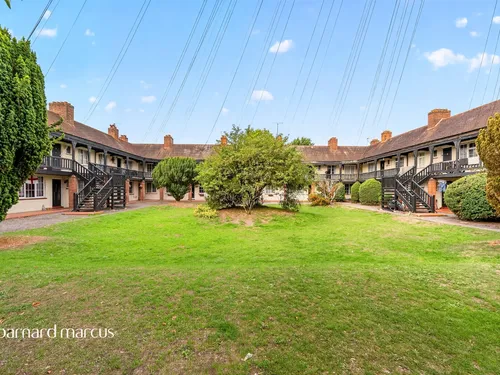 Court Farm Gardens, Manor Green Road, Epsomphoto