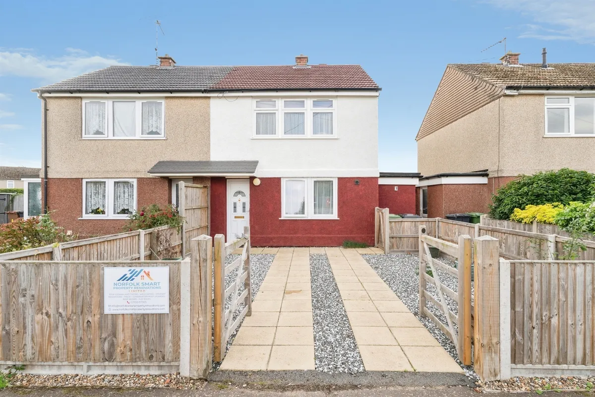 Elizabeth Crescent, Holt